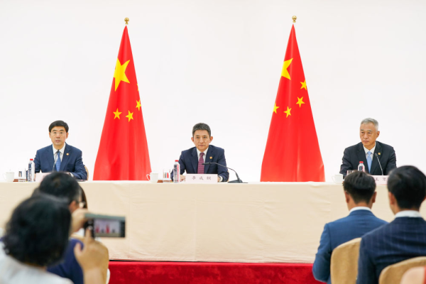 炫多配资 新华图讯 | 中美经贸会谈中方新闻发布会在马德里举行